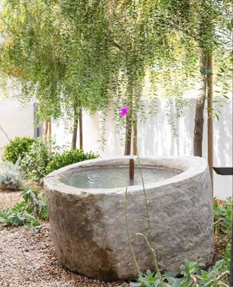 Limestone Trough, Modern Japanese Garden, Garden Landscaping Backyard, Ideas Terraza, Westbury Gardens, Outdoor Water Feature, Small Courtyard Gardens, Pool Water Features, Pond Water Features