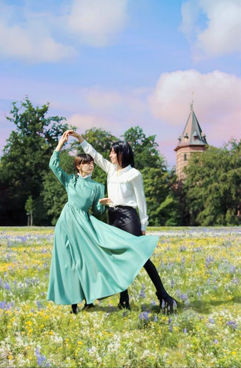 @zuwucos and @gekkocosplays on insta <33 Cosplay Howl and Sophie from Howl's moing castle Ghibli Photoshoot Ideas, Howl And Sophie Cosplay, Sophie Howls Moving Castle Cosplay, Howl Cosplay, Howls Moving Castle Cosplay, Sophie Howl's Moving Castle, Howl Sophie, Cosplay Poses, Duo Poses