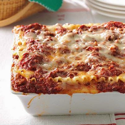 Best Lasagna Recipe - For a casual holiday meal, you can't go wrong with this rich and meaty lasagna. My grown sons and daughter-in-law request it for their birthdays, too. - Pam Thompson, Girard, Illinois @ http://www.tasteofhome.com/recipes/best-lasagna Taste Of Home Lasagna Recipe, Layering Lasagna, Soup Lasagna, Italian Sausage Lasagna, Stomach Rumbling, Italian Entrees, Classic Lasagna Recipe, Copycat Recipes Olive Garden, Pizza Lasagna