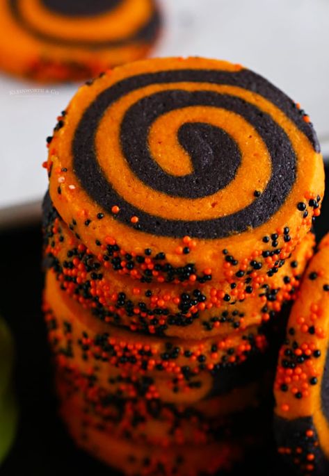 Halloween Pinwheel Cookies, Halloween Pinwheels, Easy Halloween Cookies Recipes, Pinwheel Cookies Recipe, Pinwheel Sugar Cookies, Easy Halloween Cookies, Creepy Food, Halloween Sleepover, Halloween Cookie Recipes