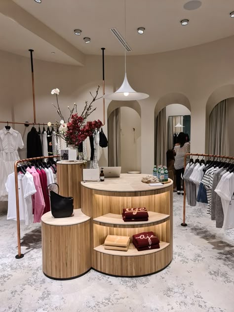 Retail Store Layout, Retail Store Interior Design, Clothing Store Interior, Retail Fixtures, Clothing Store Design, Store Design Boutique, Retail Interior Design, Retail Store Interior, Showroom Interior Design