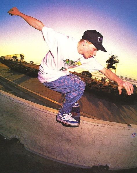 Skater Style Men, Mike Vallely, 80s Skater Fashion, Skate Photography, Skateboard Pics, Skateboard Pictures, Old School Skateboards, Skateboard Fashion, Skate Photos