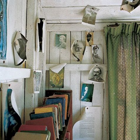 Dylan Thomas Writer Apartment, Writing Shed, Dylan Thomas, Room Of One's Own, Best Poems, John Derian, Boat House, Apartment Aesthetic, Writing Space