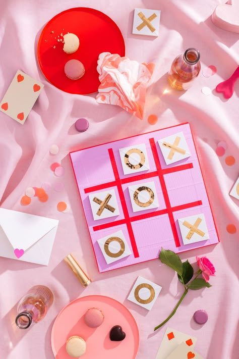 Celebrate LOVE with XOXO❣A Tic-Tac-Toe board perfect for a sweet game with your Valentine. See full tutorial on duckbrand.com. @theduckbrand Colorful Studio, Valentines Baking, Valentine Photo Shoot, Oh Happy Day, Valentines Day Food, Design Presentation, Duck Tape, Valentine Photography, My Funny Valentine