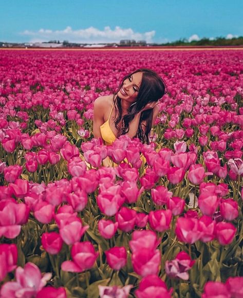 Tulip Garden Photoshoot Ideas, Tulip Garden Poses, Poses For Tulip Garden, Photography In Flower Fields, Keukenhof Photoshoot, Tulip Garden Photoshoot, Tulip Fields Photoshoot, Spring Picture Ideas, Amsterdam Tulips