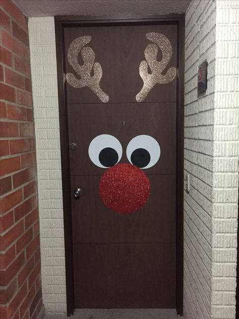 Puerta Navidad reno Rodolfo Christmas Door Decorating Contest, Christmas Classroom Door, Christmas Door Decoration, Door Decorating Contest, Easy Christmas Decorations, Holiday Door, Office Christmas Decorations, Christmas Classroom, Office Christmas