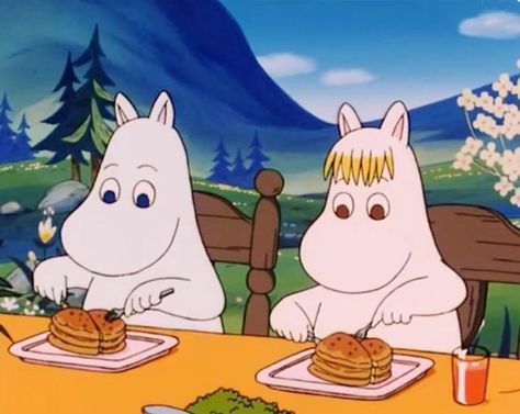 moomin🎈 on Instagram: “Brunch 🧡💘🥞 #moomin #moomins #moomintroll #littlemy #snufkin #moominmamma #moominpappa #snorkmaiden #moominshouse #moominvalley…” Moomin Icons, Moomin Cartoon, Moomin Valley, Tove Jansson, 귀여운 동물, Mojito, Cute Pictures, Cute Cartoon, Cute Art