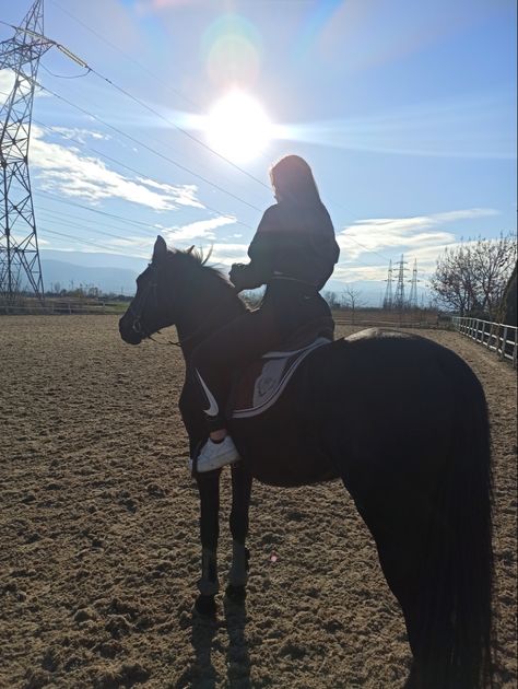 Horse Riding Girl, Aesthetic Horse Riding, Girl With Horse, Sarah Stone, Ride Horse, Horsey Life, Girl Horse, Dream Live, Riding Horse