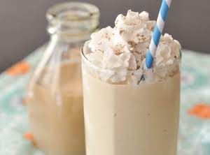 Salted Caramel Milkshake, Baileys Milkshake, Caramel Milkshake, Homemade Baileys, Baileys Recipes, Baileys Irish, Baileys Irish Cream, Milk Shakes, Smoothie Shakes