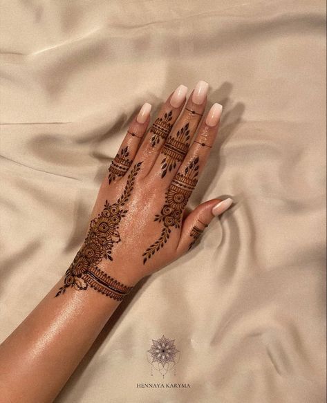 Nice Henna Designs Simple, Divali Henna Designs, Mendhi Simple Designs, Henna Both Hands, Inner Hand Henna, Arabic Simple Henna, Mahendi Designs Latest Back Hand, Henna Simple Designs, Henna Designs Hand Simple