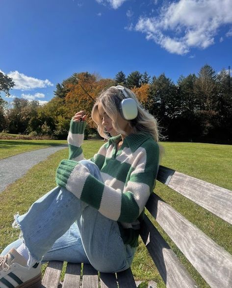 Cute Fall Fits, Striped Sweater Outfit, Winter Dream, Oversized Pullover Sweaters, Aesthetic Photoshoot, Striped Knit Sweater, Jumper Outfit, Style Goals, Fall Fit