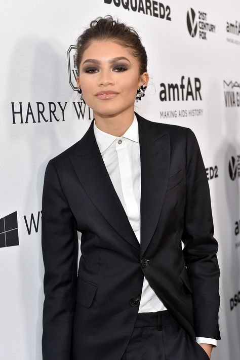 undefined Female Celebrities In Suits, Celebrities In Suits, Zendaya Suit, Mode Zendaya, Jordan One, Charity Gala, Woman In Suit, Zendaya Outfits, Zendaya Style