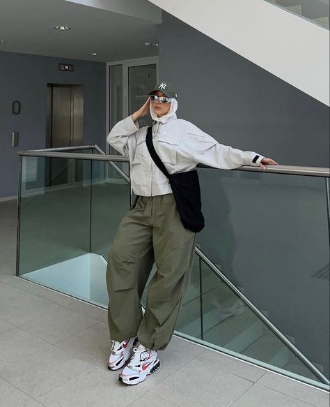 Cargo Pants Outfit Hijab, Cargo Pants Outfit Aesthetic, Streetwear Hijab, Cargo Outfits Women, Army Pants Outfit, Hijabi Streetwear, Green Cargo Pants Outfit, Parachute Pants Outfit, Weird Photos