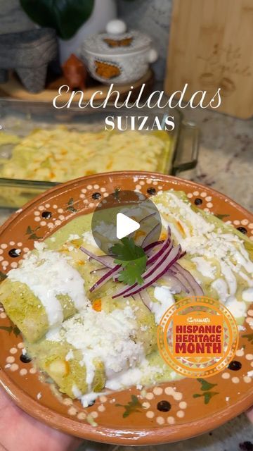 Ale Regalado 💖 on Instagram: "Enchiladas suizas 😋 Consigue todos los ingredientes mas frescos y deliciosos en @vallarta.supermarkets

Receta para 22 enchiladas⬇️

1. Coser pollo
-3 pechugas de pollo
-1/4 cebolla
-2 dientes ajo
-1 cucharada sal
-1 cucharada consume pollo

Ya que el pollo este suave (aproximadamente 45 minutos de coccion) Desmenuzar pollo y reservar

2. Hervir:
-10 Tomatillos
-2 chiles Serranos (si no quieren que salga picoso omitan o usen chiles jalapeños)
-2 dientes de Ajo 
-1 pedacito de Cebolla

Hervir hasta que los tomatillos cambien de color antes de que revienten para que no se amargue la salsa. Colar agua y reservar.

3. Asar 1 chiles poblano grande o 2 pequeños 
Sudar en una bolsita x 10 minutos
Despues pelar/desvenar y reservar

4. Licuar salsa verde
Licuar lo qu Enchiladas Suizas, Chile Serrano, Chile Jalapeño, Chile Poblano, Hispanic Heritage Month, Hispanic Heritage, Salsa Verde