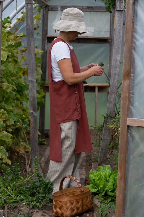 Gardener’s clothing or why you need to feel beautiful in the garden Japanese Gardener Outfit, Summer Gardening Outfit, Gardener Clothes, Gardener Aesthetic Outfit, Homestead Fashion, Gardening Attire, Gardening Fashion, Garden Clothes, Garden Smock