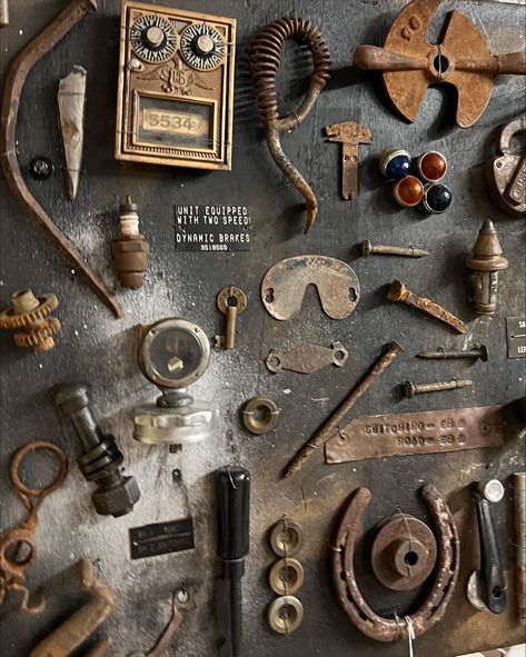 steampunk dark academia rustic dark aesthetic vintage tools dark style widget wallpaper design Steampunk Dark Academia, Invention Aesthetic, Futuristic Academia Aesthetic, Dark Academia Engineering, Fantasy Inventor Aesthetic, Tinkerer Aesthetic, Steampunk Tinkerer Aesthetic, Dark Steampunk Aesthetic, Time Travel Aesthetic Dark