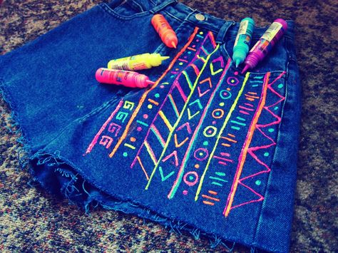 DIY Neon Tribal Shorts! Glow Party Outfit, Neon Party Outfits, Diy Glow, Party Neon, Blacklight Party, Neon Birthday, Neon Shirts, Neon Outfits, Neon Painting