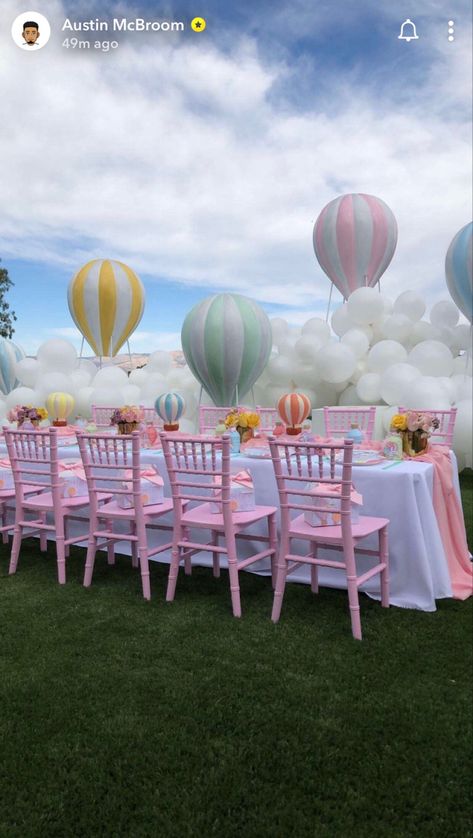 Air Balloon Birthday Theme, Hot Air Balloon Birthday Theme, Beach Gender Reveal, Luxury Birthday Party, Hot Air Balloon Birthday, Air Balloon Birthday, 1st Birthday Girl Decorations, Idee Babyshower