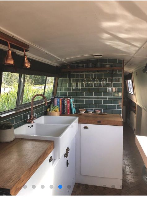 Narrow Boat Kitchen Ideas, Houseboat Interiors Ideas, Narrowboat Interiors Inspiration, Narrow Boat Interior Ideas, Sailboat Interior Ideas, Houseboat Living Interiors, Narrowboat Kitchen, Houseboat Interiors, Narrowboat Life