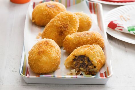 These potato and beef croquettes are dangerously addictive! Great as finger food with garlic aioli. Beef Croquettes Recipe, Beef Croquettes, Croquette Recipe, Croquettes Recipe, Veal Recipes, Bawang Bombay, Mince Recipes, Ukrainian Recipes, How To Cook Potatoes