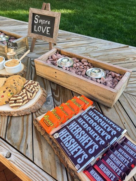 Smores, smores bar, smores dessert, smores dip, smores cookies #smores #smoresbar #smoresdessert Smores Bar Wedding, Smores Bar Party, Bar Party Ideas, Smores Bars, Smores Party, Lila Party, Smores Dip, Smores Bar, Golden Grahams