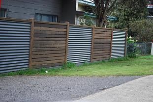 diy fence with corrugated iron and timber - Google Search Corrugated Fence, Timber Fence, Corrugated Metal Fence, Metal Fences, Corrugated Iron, Glass Fence, Cheap Fence, Front Fence, Timber Fencing