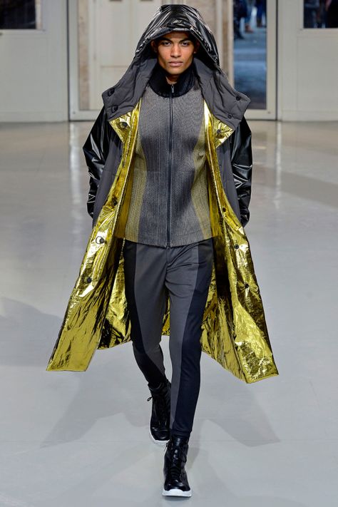 Issey Miyake 2013 Fall/Winter Collection Futuristic Fashion Men, Metallic Futuristic, Issey Miyake Men, Fashion Art Photography, Future Clothes, Cyberpunk Fashion, Moda Paris, Metal Clothing, Futuristic Fashion