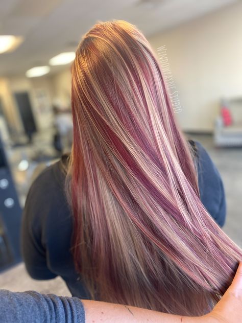 Hair Dye Inspo Blonde, Blonde Hair With Red Streaks, Blonde Hair With Streaks, Blonde Hair Red Streaks, Burgundy Hair With Highlights, Blonde With Red Highlights, Pink Hair Highlights, Red Hair With Blonde Highlights, Pink Blonde Hair