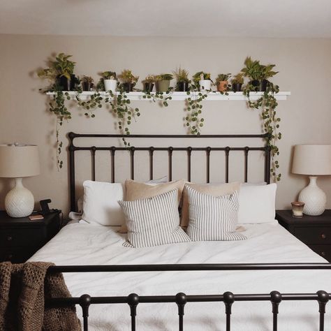 Room Ideas Black Bed Frame, Macrame In Bedroom, Bedroom Inspirations Black Bedframe, Metal Bed Frame Bedroom Ideas Boho, Metal Bedframe Bedroom Ideas, Plant Shelf Above Bed, Black Metal Bed Frame Bedroom Ideas, Bedroom Ideas Black Bed Frame, Plants Above Bed