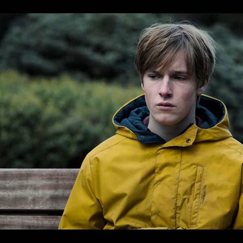 #netflix #dark #darknetflix #thebest #younger #now #jonas #yellow #gelb #jacket #forest #wald #tree #baum #scary #man    #Regram via @dark.netflix.spoilers) Jonas Kahnwald, Louis Hofmann, John Noble, Netflix Premium, Film Netflix, Jonah Hill, Unbreakable Kimmy Schmidt, Netflix Free, Jon Bernthal