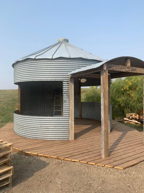 Silo Outdoor Area, Silo Patio, Grain Bin Bar, Grain Bin Gazebo, Bin Gazebo, Grain Bin Ideas, Silo Ideas, Gazebo Bar, Grain Bin House