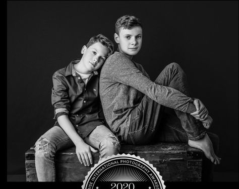 Teenage Brother Photoshoot, Brothers And Sister Photo Ideas, Siblings Photoshoot Ideas, Older Sibling Photos, Sibling Photography Poses, Brothers Photography, 2 Brothers, Sibling Poses, Sibling Photography