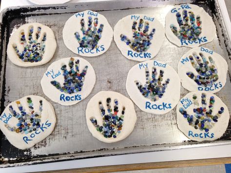 Father's Day Craft. "My dad rocks!" Salt Dough, aquarium pebbles, paint :) My Dad Rocks Craft, June Crafts, Diy Father's Day Crafts, Grandparents Day Crafts, Dad Crafts, Father's Day Craft, Fathers Day Gifts Ideas, Father's Day Activities, Homemade Fathers Day Gifts