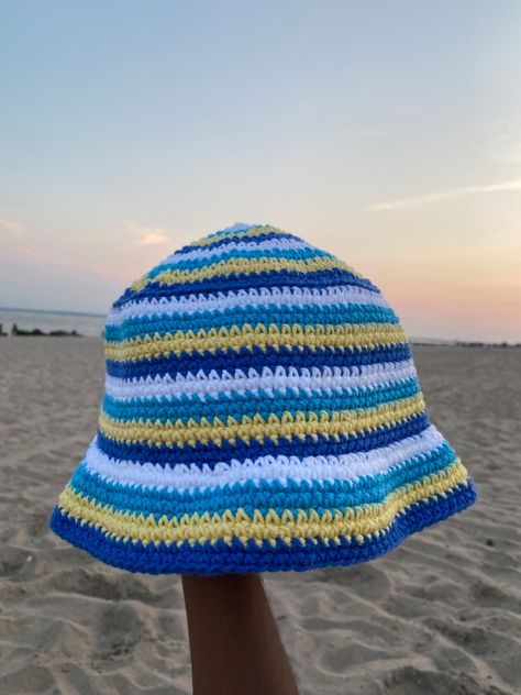 Crochet Beach Wear, Sacs Tote Bags, Poncho Crochet, Mode Crochet, Easy Crochet Baby, Crochet Business, Crochet Bucket Hat, Basic Crochet Stitches, Crochet Woman