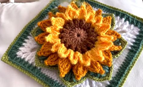 Granny Square Motif, Sunflower Granny Square, 3d Sunflower, Crochet Flower Squares, Tiny Christmas Trees, Crochet Slippers Free Pattern, Flower Granny Square, Crochet Sheep, Crochet Sunflower