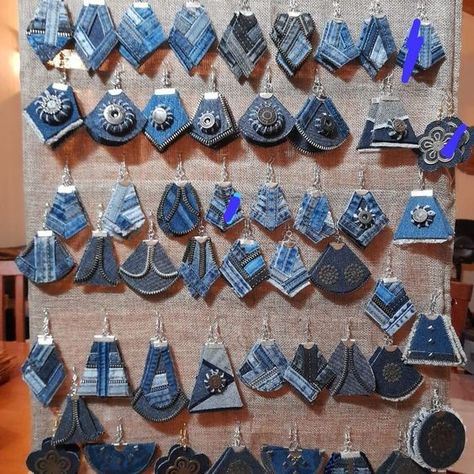 Jean Crafts Ideas, Återvinna Jeans, Upcycled Denim Diy, Denim Scraps, Denim Earrings, Denim Crafts Diy, Fiber Art Jewelry, Blue Jeans Crafts, Denim And Diamonds