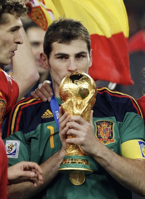 Iker Casillas on Twitter: "Hoy se cumplen 10 años desde que fuimos CAMPEONES DEL MUNDO. Tuve el placer de conseguir un sueño con un magnifico grupo de compañeros. También gracias a todos vosotros, la afición, que estuvisteis apoyando desde lejos para traer la ⭐ a casa. Y lo conseguimos! 😍 #10añosdeuna⭐️… https://t.co/wLaVf5lnHs" Casillas Real Madrid, Uefa Super Cup, World Cup Champions, Club World Cup, Real Madrid Players, Fc Chelsea, Fc Liverpool, European Soccer, Fc Porto