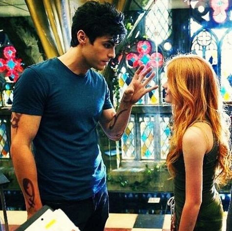 Clary and Alec It Ends With Us Cast, Alec And Clary, Shadowhunters Tv Series, Shadowhunters Cast, Shadowhunters Tv Show, Shadowhunters Malec, Matthew Daddario, Alec Lightwood, Lily Evans