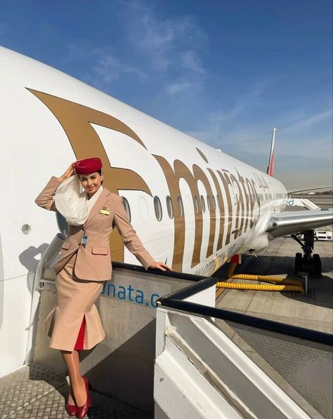 Emirates Airline Cabin Crew, Become A Flight Attendant, Cabin Crew Jobs, Emirates Flights, Emirates Cabin Crew, Airline Cabin Crew, Emirates Airline, Flight Attendant Life, Profile Pictures Instagram