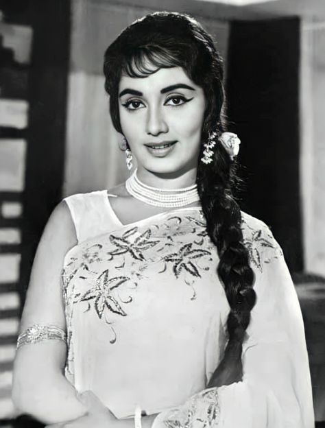 Retro Theme Dress Indian, Sadhana Actress, Actress Black And White, Retro Theme Dress, Retro Makeup Looks, Old Bollywood Actress, Bollywood Makeup, Bollywood Theme, Bollywood Pictures