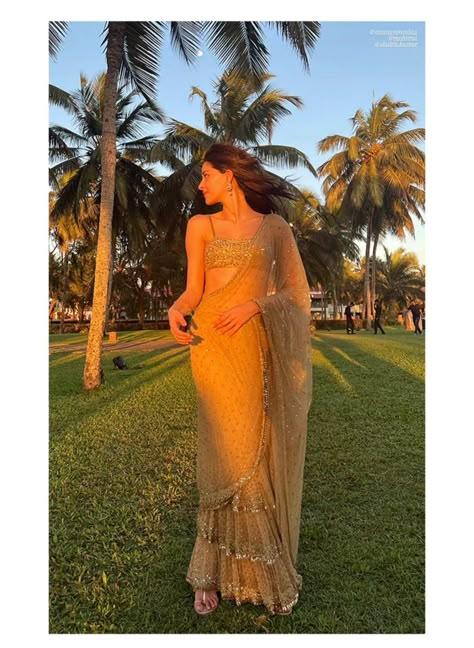 Engagement Dress Inspiration, Lehenga Guest, Reception Guest Outfit Indian, Ananya Pandey Saree, Wedding Guest Saree, Indian Beach Wedding, Lehenga Poses, Farewell Saree, Farewell Sarees