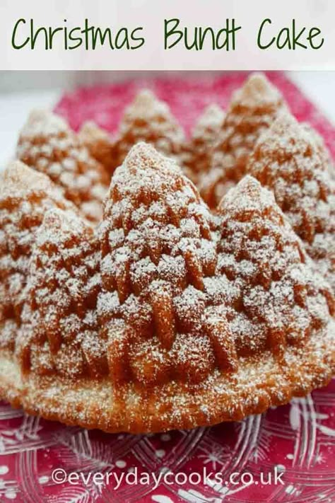 Christmas Bundt Cake, Everyday Cakes, Friends At Christmas, Bundt Pan Recipes, Cookie Recipes Easy, Bundt Recipes, Drink At Home, Christmas Easy, Fruit Compote