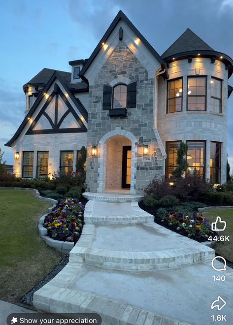 Pretty Houses Modern, House Dream Aesthetic, House With Cathedral Ceilings, Dream White House, Houses Cute, Front Porch House, All White House, Cute Home Exterior, Custom House