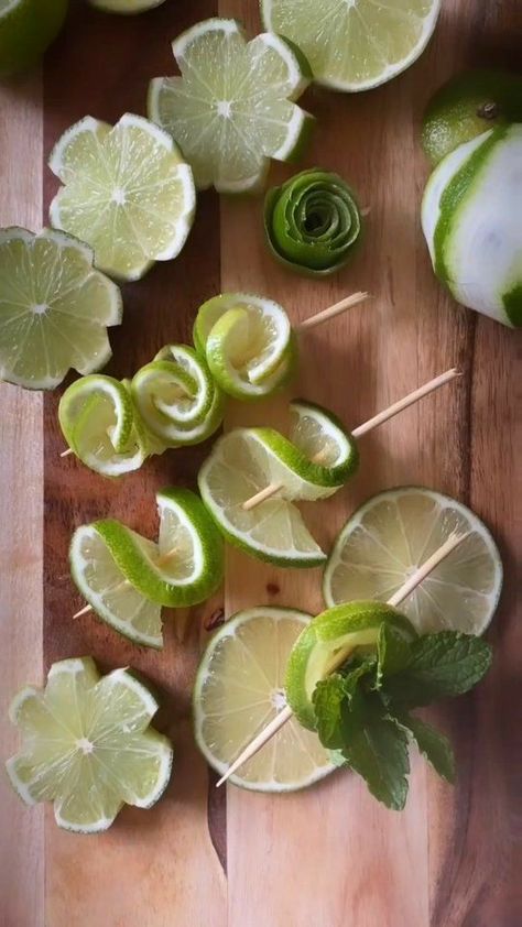 Drink Garnishing, Recipes Oven, Decorações Com Comidas, Amazing Food Decoration, Cocktail Garnish, Fancy Drinks, Food Displays, Food Garnishes, Thigh Recipes