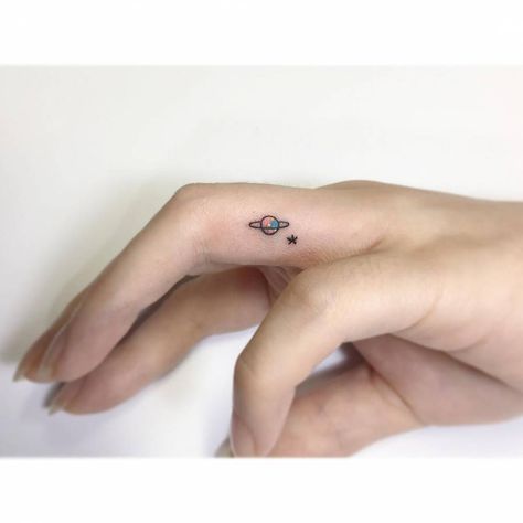 Minimalist Saturn tattoo on the finger. Minimalist Tattoo Meaning, Saturn Tattoo, Korean Tattoo Artist, Pride Tattoo, Paris Tattoo, Typography Tattoo, French Tattoo, Omerta Tattoo, Muster Tattoos