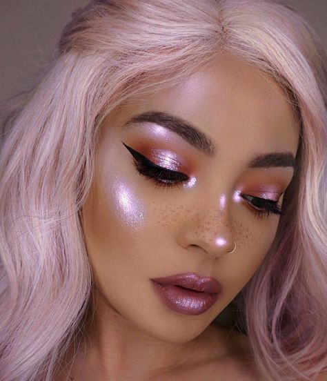 @maryliascott Unicorn Inspired Makeup, Subtle Mermaid Makeup, Simple Space Makeup, 90s Rave Makeup, Fairy Princess Makeup, Cosmic Makeup, Rosa Make-up, Holographic Makeup, Unicorn Makeup