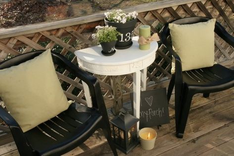 Painting Plastic Chairs, Patio Chairs Makeover, What's Wrong With Me, Plastic Patio Chairs, Cabin Theme, Plastic Chairs, Lawn Furniture, Patio Lounge Chairs, Chair Makeover