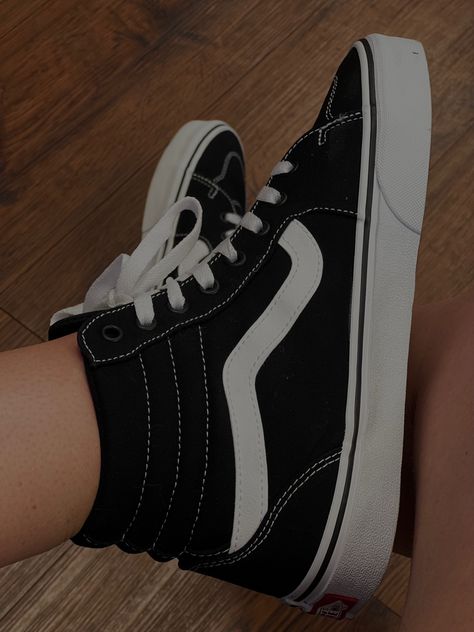 High top vans High Top Vans Aesthetic, Liz Tomforde, Vans Aesthetic, Vans High Top, Vans High, Book Board, Book Aesthetics, High Top Vans, Black High Tops