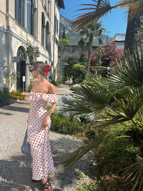 European Summer Dress Aesthetic, Italian Summer Dresses, Italiy Floral Dress, Old Money Floral Dress, Italian Summer Dress, Italy Outfits Aesthetic, Italy Fashion Aesthetic, Italian Summer Aesthetic Vintage Outfit, Italian Coquette Outfits