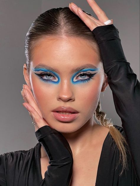 #makeup #makeuptutorial #makeupartist #crearivemakeup #colormakeup Cool Makeup Designs, Vogue Makeup Looks, Fashion Makeup Editorial, Bright Makeup Looks, Editorial Makeup Looks, Editorial Makeup Photography, Editorial Makeup Creative, Beauty Editorial Makeup, Blue Eyeliner Makeup